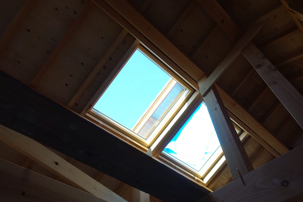 施工事例 新築 明かり取り窓設置 ひろやす瓦 岡山県の瓦葺き替え 屋根リフォーム 雨漏り修理 太陽光発電
