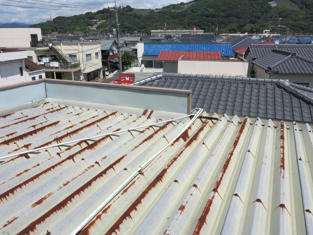 屋根のリフォーム施工事例：屋根塗装+太陽光発電設備